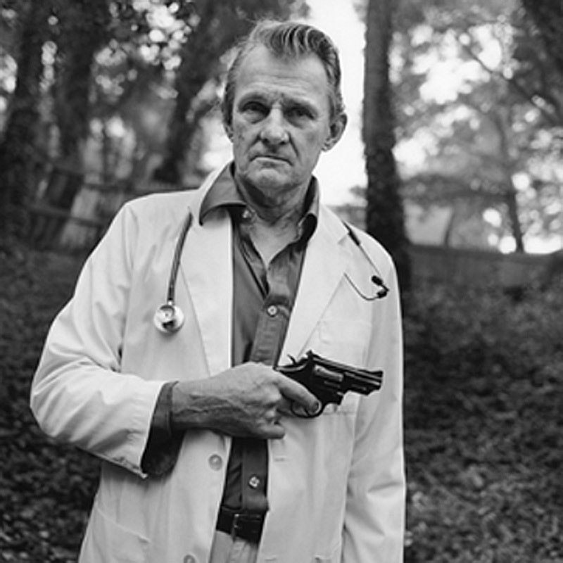 Доктор Джон Бриттон демонстрирует свой Magnum 357, который ему приходилось носить с собой для защиты ...
