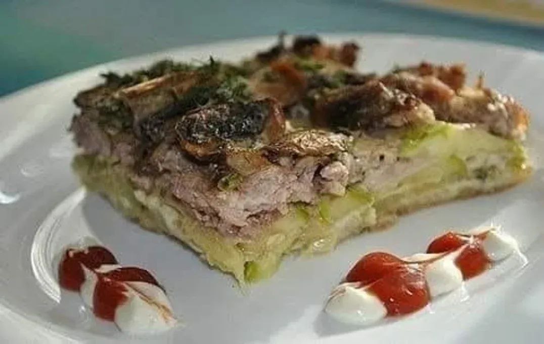 КАБАЧКОВЫЙ ПИРОГ С МЯСОМ И ГРИБАМИ.___Ингредиенты:•кабачки - 2 шт.•мясной фарш - 200-300 ...