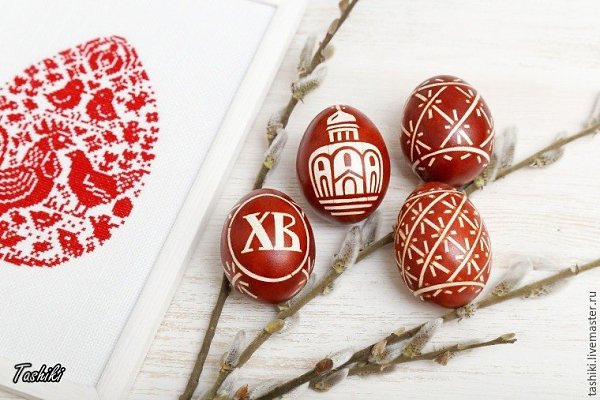 Окрашиваем пасхальные яйца в традиционном отваре луковых перьев