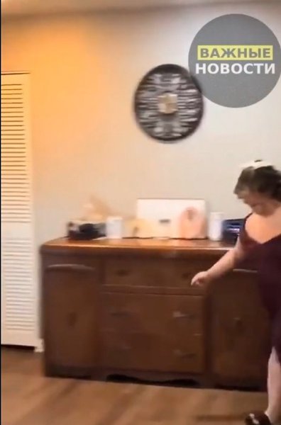 Капитан школьной команды заметил девочку, оставшуюся без приглашения на танцы. Он подошёл к ней, ...