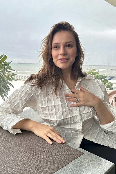 Пелагея Невзорова, молодая и скромная 28-летняя актриса, часто играет второстепенные роли, поэтому ... - 4