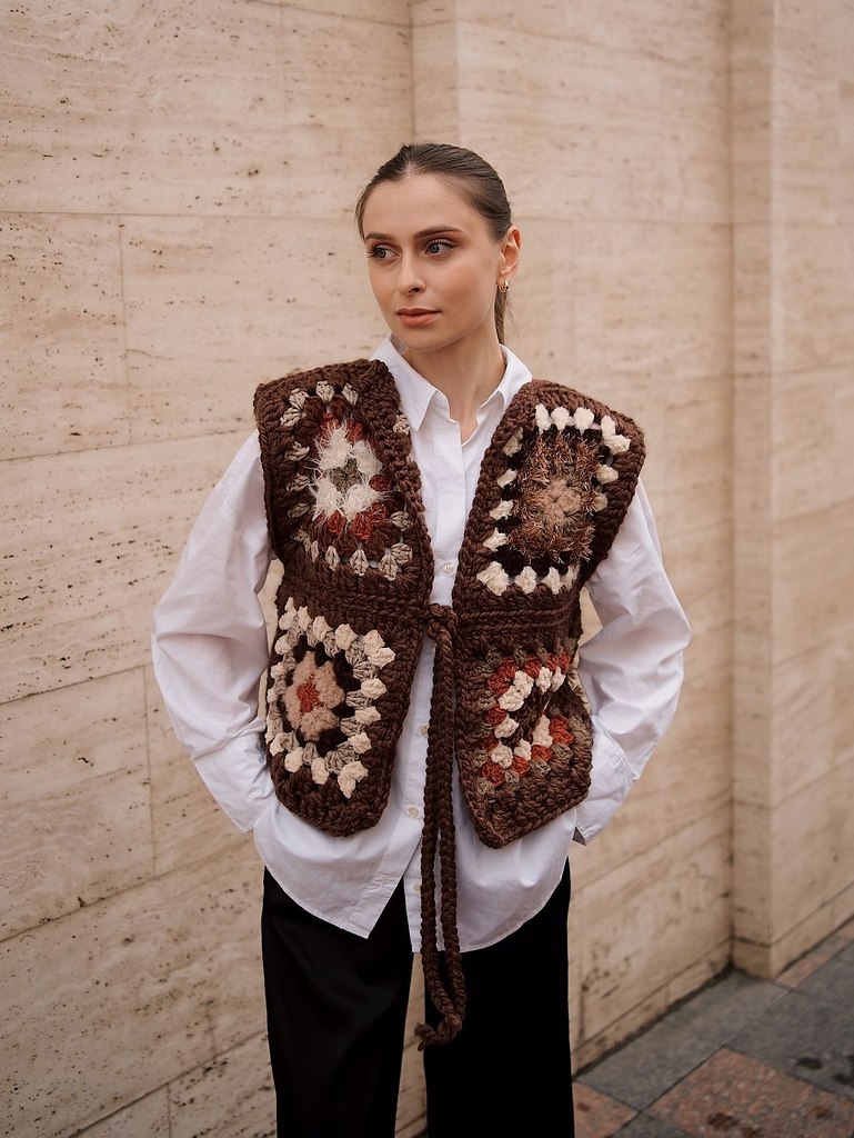 Вязаный жилет в стиле granny square — это возвращение к тёплой, ностальгической эстетике 70-х, но в ... - 2