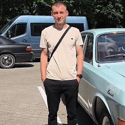Aleksander, 29, 