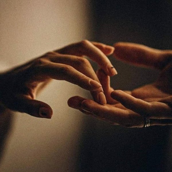 Я верю в прикосновения.Для меня это единственное во что нельзя сыграть. Не слова, не поступки, не ...