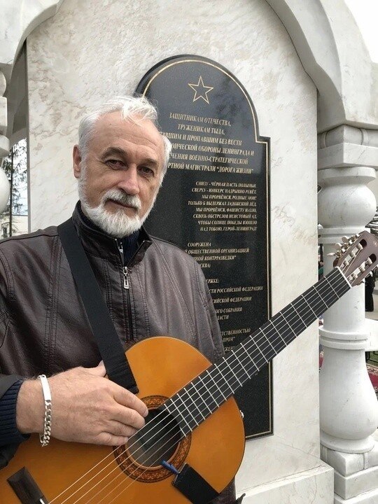 Нас никто никогда не любил (И полюбит едва ли) -.Ни воинственный Запад, ни Юг и ни Юго-Восток.Все, ...