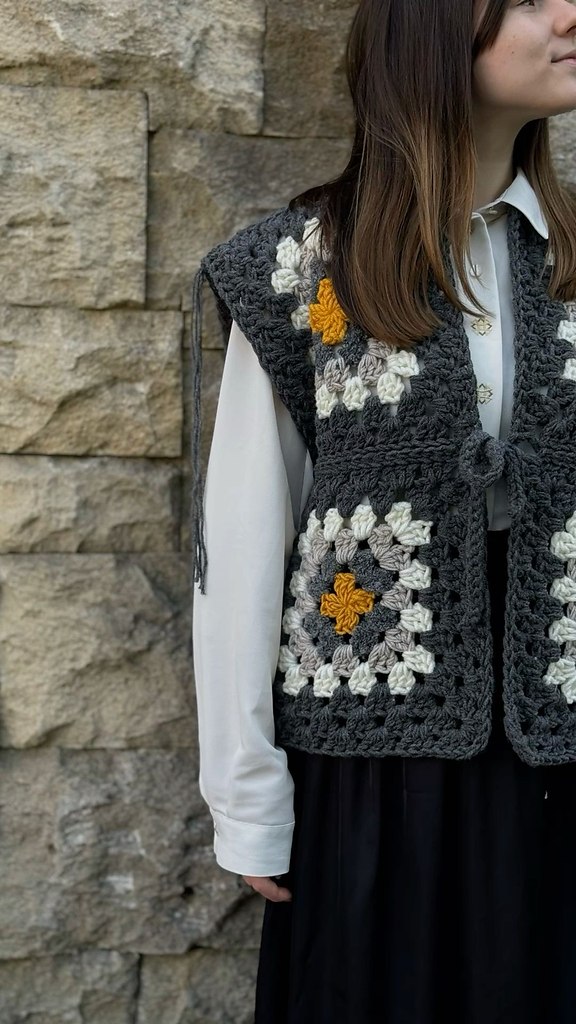 Вязаный жилет в стиле granny square — это возвращение к тёплой, ностальгической эстетике 70-х, но в ... - 3