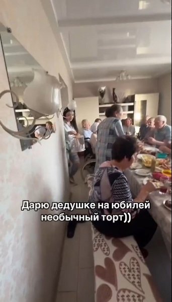 Вот это я понимаю подарок. Хотели бы себе такой тортик на день рождения?