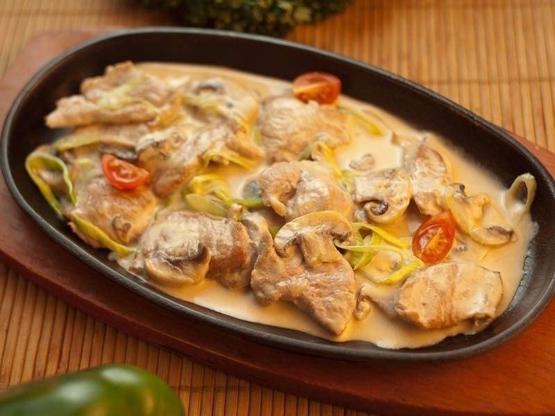 СВИНИНА С ОВОЩАМИ В СЛИВКАХ. ИНГРЕДИЕНТЫ: 400 г. свиной вырезки 300 г. шампиньонов 100 г. ...