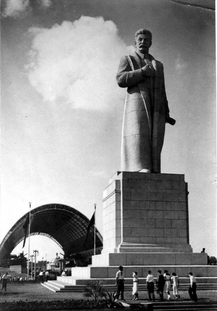 Памятник Сталину на ВСХВ (ныне ВДНХ), 1947 год. Памятник Иосифу Виссарионовичу Сталину на Всесоюзной ...