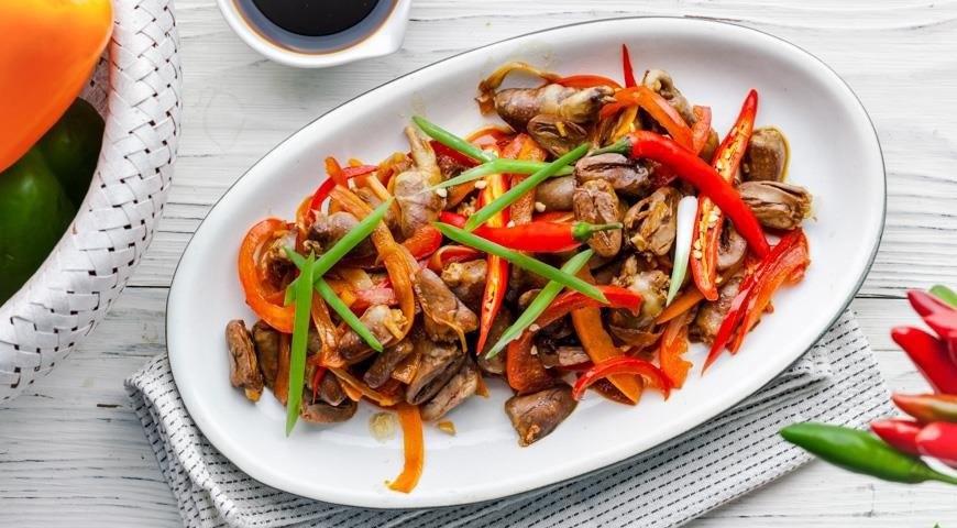 Острые куриные сердечки с перцем и луком.ИНГРЕДИЕНТЫ800 г куриных сердечек1 красный сладкий перец1 ...
