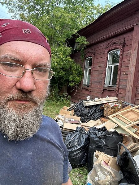 Байкер, живший скоростью и дорогой, однажды оказался в детском доме. Там, за глиной и молчанием ...
