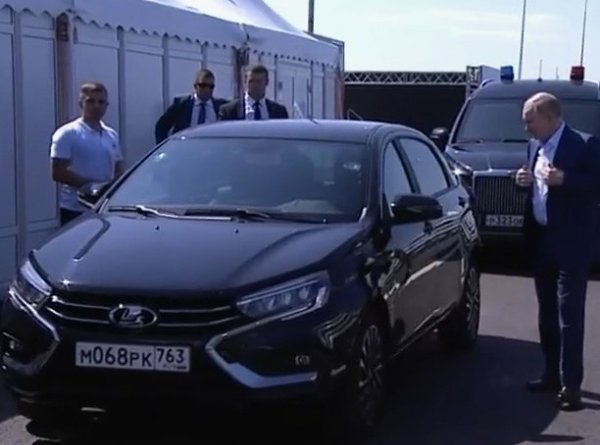 Путин приехал открывать новый участок трассы М-11 на Ладе Ауре. Открытие нового участка трассы в ...