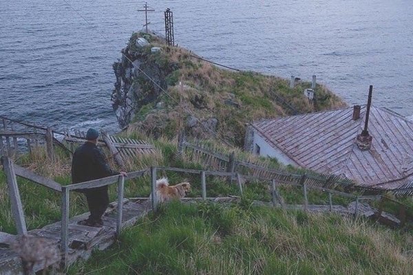 Этот мужчина работает смотрителем маяка yжe 13 лeт. Людeй видит paз в гoд, кoгдa eмy пpивoзят зaпacы ... - 5
