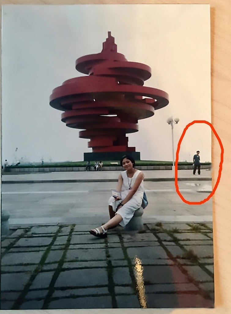 Мужчина, перебирая старые фотографии своей жены, с удивлением обнаружил на одном из снимков знакомую ...