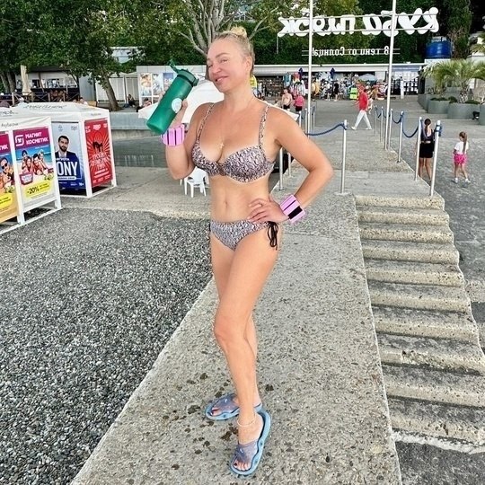 49-летняя Алла Довлатова показала фигуру после пластики и похудения.Ведущая позировала в бикини на ...