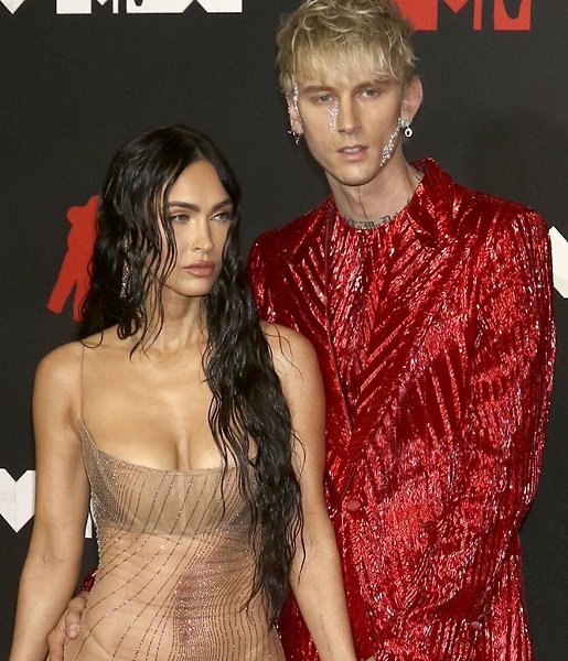 ����� ����� � Machine Gun Kelly ������� ���������� �� ����� �������� �����������. ������������ ����� ... - 2