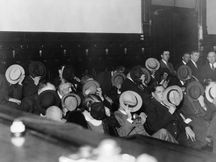 Мафиози скрывают свои лица во время суда над Аль Капоне, 1931 год.