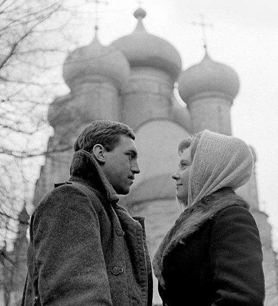 <КРАСИВЫХ ЛЮБЯТ ЧАЩЕ И ПРИЛЕЖНЕЙ, Весёлых любят меньше, но быстрей,> И молчаливых любят, ...