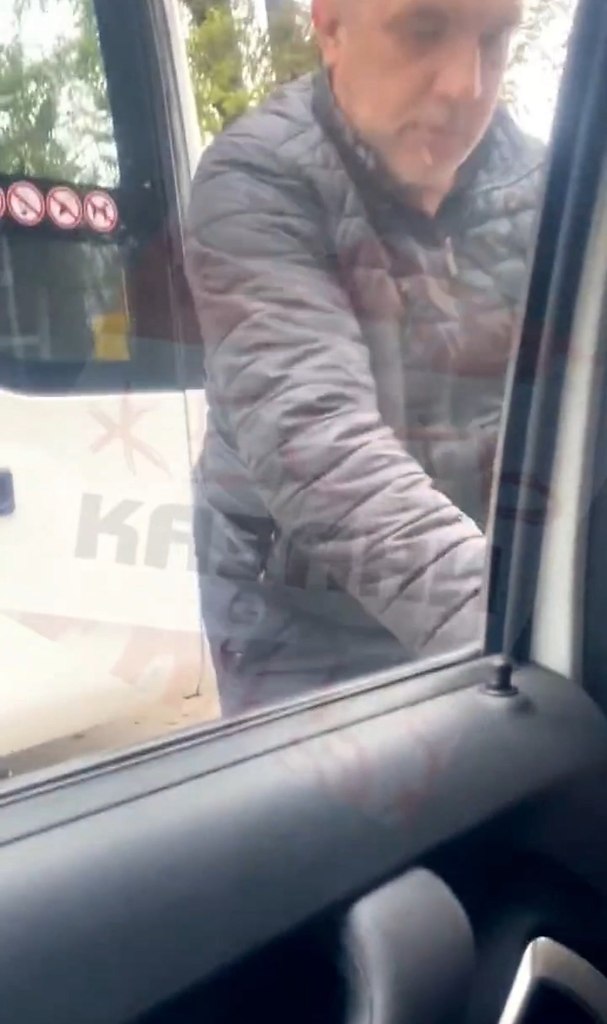 «Я тебя задушу, с*ка. Овца еб*ная. Ты кому факью показываешь?!».Таксистке из Казани не повезло ...