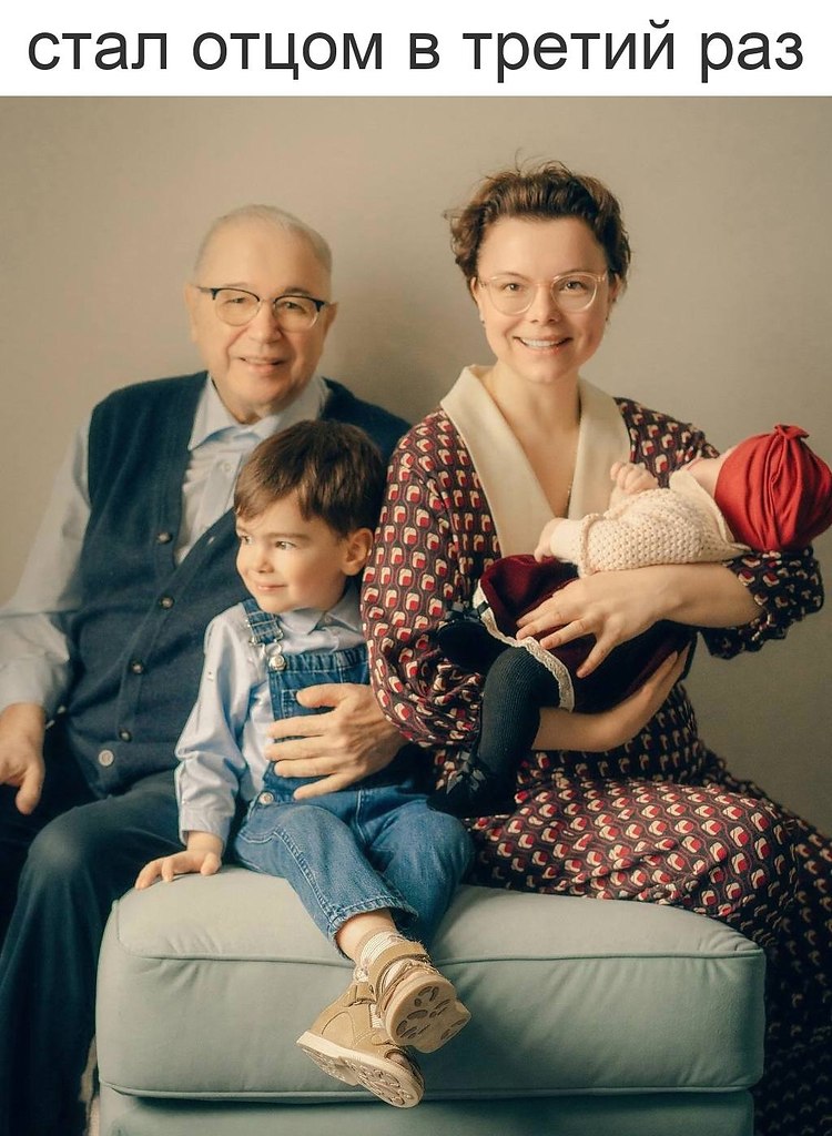 78-летний Евгений Петросян стал отцом в третий раз.Судя по фото, которое опубликовала жена юмориста ...