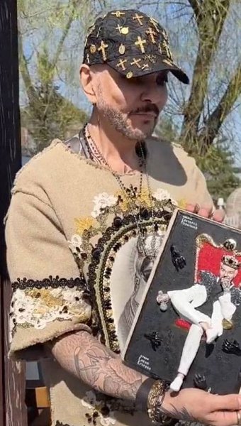 Примадон наш совсем отощал. Филипп Киркоров в последнее время стремительно сбрасывает вес. На ...