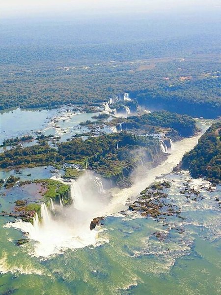 Водопад Игуасу - Восьмое Чудо Света, состоит из 275 водопадов. Общая ширина водопада 3 км, высота 82 ...