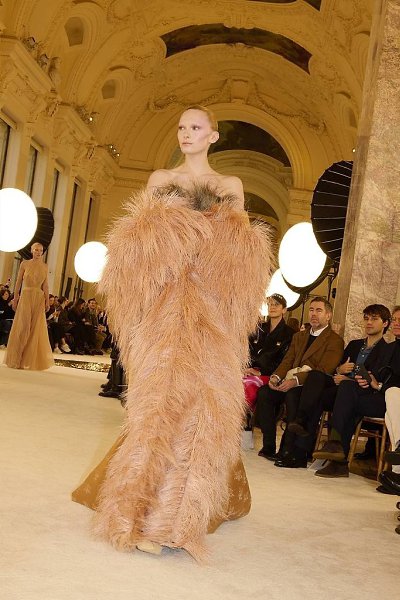 Вот и фото с кутюрного показа Schiaparelli! Дэниел Роузберри, как всегда, строго следует ДНК бренда ... - 7