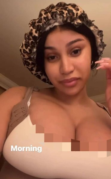 Карди Би во время съемки сторис засветила свою оголенную грудь.Популярная американская певица во ... - 2