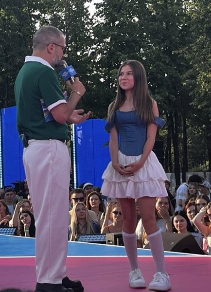 Надежда Кадышева, Нюша, Милана Хаметова и Влад Бумага на синей дорожке VK Fest в Москве! На недавнем ... - 3