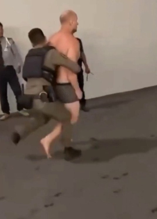 «Мама, мама! Отойди от него!».Скуф-дебошир в одних трусах метался по отелю, орал что-то невнятное и ...