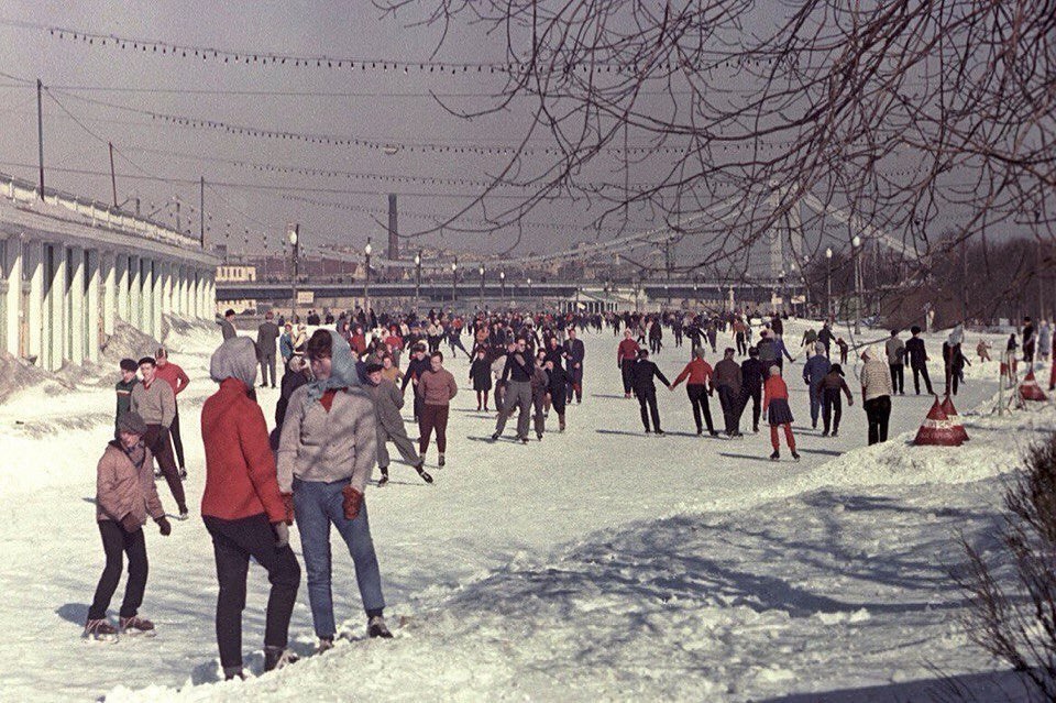 Зима советские. Каток в парке Горького 1960. Парк Горького каток СССР. Каток в ЦПКИО им. Горького. Каток на Горького Москва.