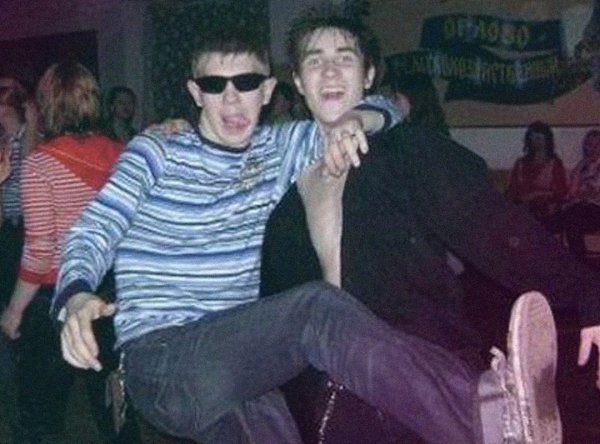 Вот так проводило время молодежь в 90х годах.Никаких интернетов, а только живое общение - 6