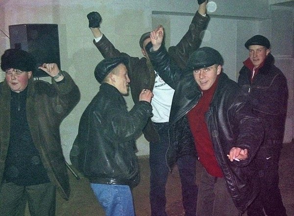 Вот так проводило время молодежь в 90х годах.Никаких интернетов, а только живое общение - 4