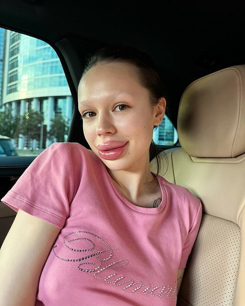 «КАМЕРУ УБРАЛА» Инстасамка возмущена поведением поклонников: «В Дубае за такое сажают».Инстасамка ... - 3