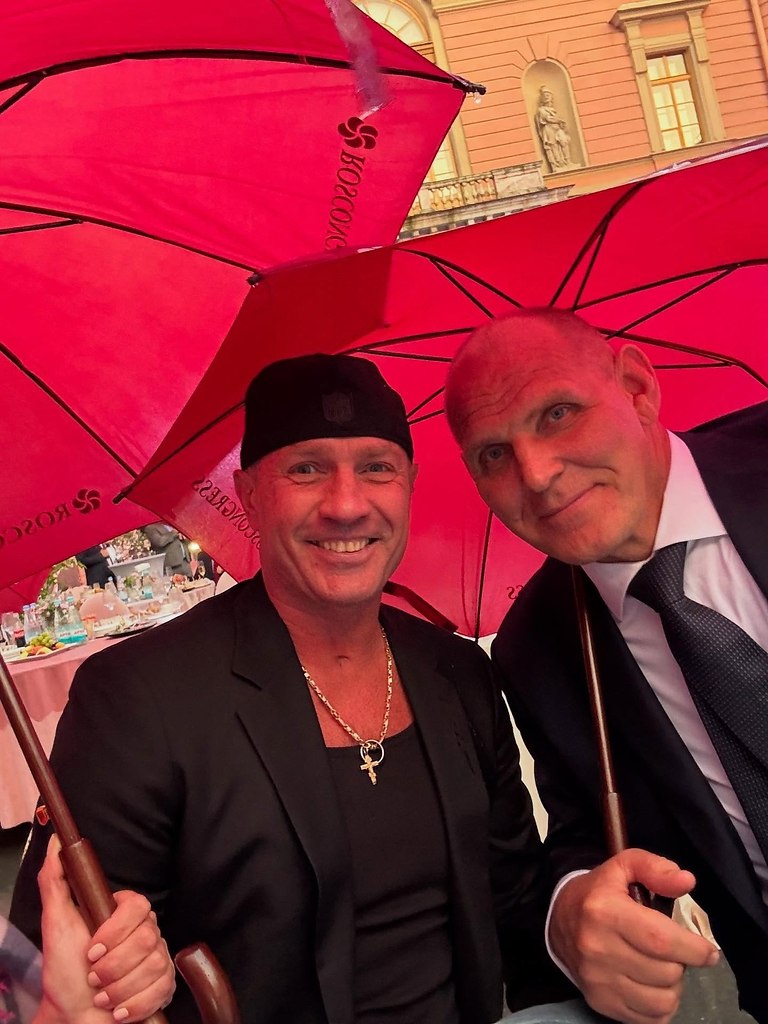 Может быть, Роман Костомаров больше не может держать зонтик и микрофон. Но рядом с ним всегда есть ... - 5