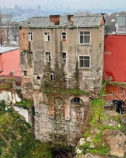 :) На улице Алайкоскю в районе Чагалоглу в Стамбуле, Турция, есть здание, которое раскрывает ...