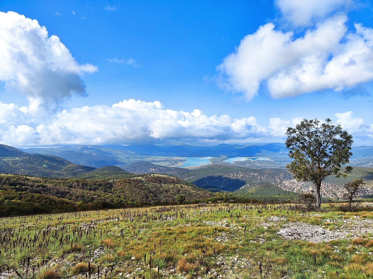 Шикapный вид c гopы Сapпaхa (1096 м) нa Бaйдapcкую дoлину (pым).Автop: Илья Туpoвcкий