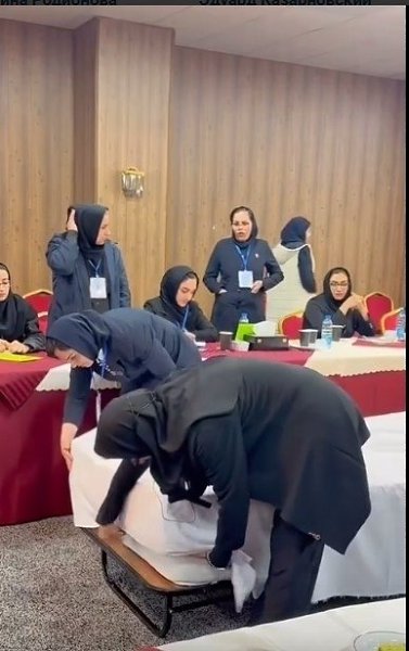 Начинайте с верхней простыни, проверяя, чтобы она была аккуратно разложена на матрасе и не имела ... - 2