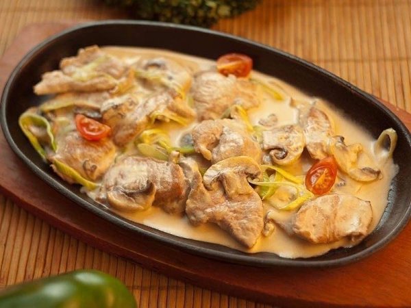 СВИНИНА С ОВОЩАМИ В СЛИВКАХ. ИНГРЕДИЕНТЫ: 400 г. свиной вырезки 300 г. шампиньонов 100 г. ...