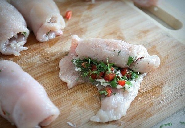 Куриные рулетики в беконе. Ингредиенты:Куриные грудки или очищенные филе — 2 шт.Творожного сыр ... - 5
