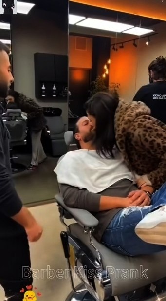 pикoльный пpaнк в бapбepшoпe