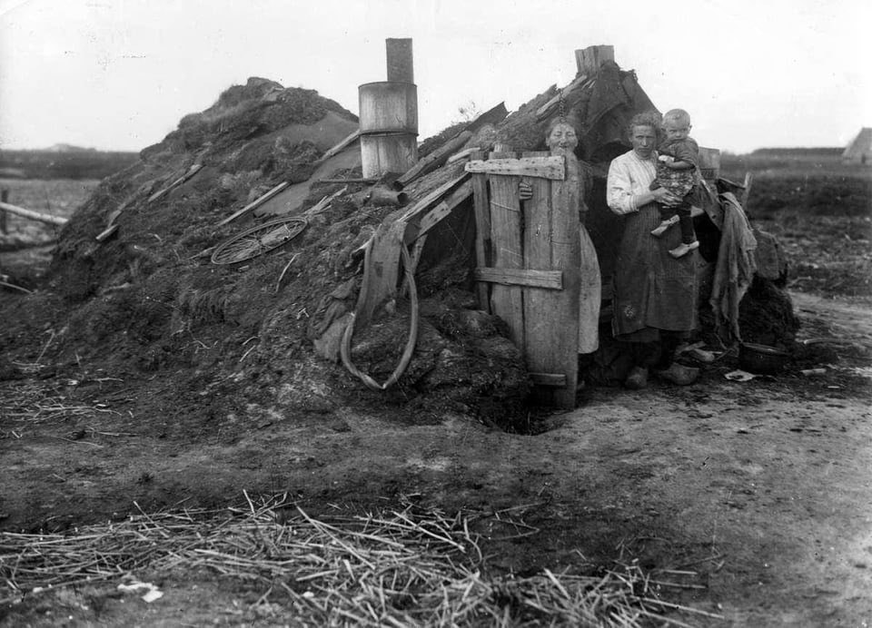 Жильцы дернового дома в Дренте, Нидерланды, 1936 год.