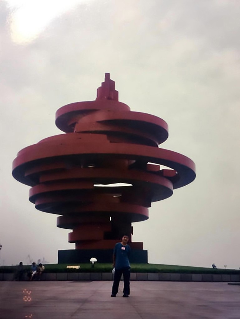 Мужчина, перебирая старые фотографии своей жены, с удивлением обнаружил на одном из снимков знакомую ... - 2