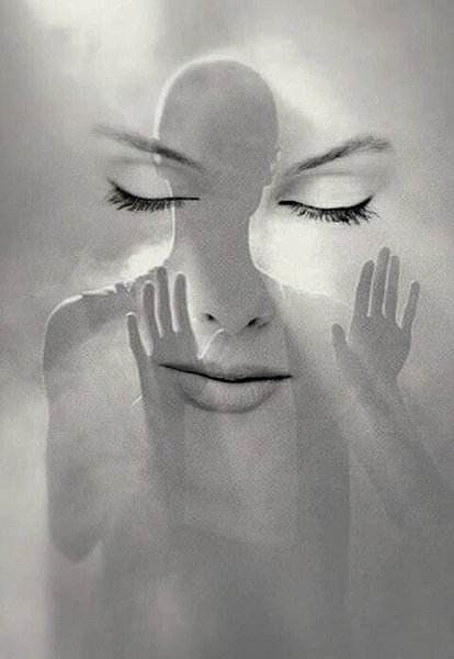 Есть больные на голову женщины -.Те, что верят в любовь и мечты,Те, что склеить пытаются трещиныИ ...