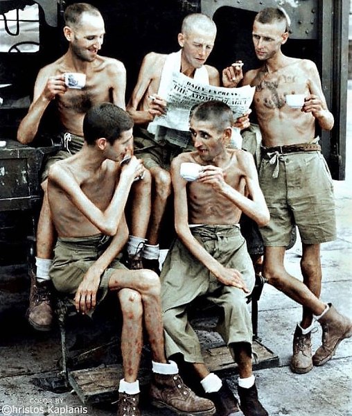 Бритaнские солдаты после освобождения из японского плена в Cингапуре, 1945 год.