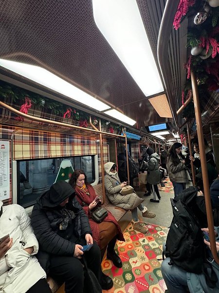 В московском метро поезда были украшены новогодними украшениями. К празднику было запущено 23 ...