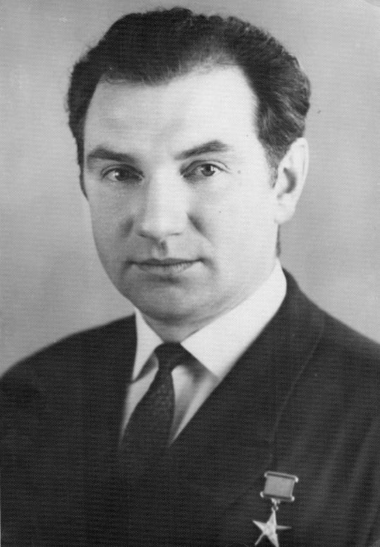 Алтынников Александр Фёдорович, (12 мя 1929 - 22 сентября 2004) - Герой Социалистического Труда, ...