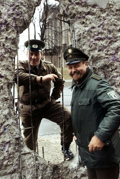 Погрaничник ГДР и полицейский ФРГ у Бeрлинской стены, Берлин, 1990 год.