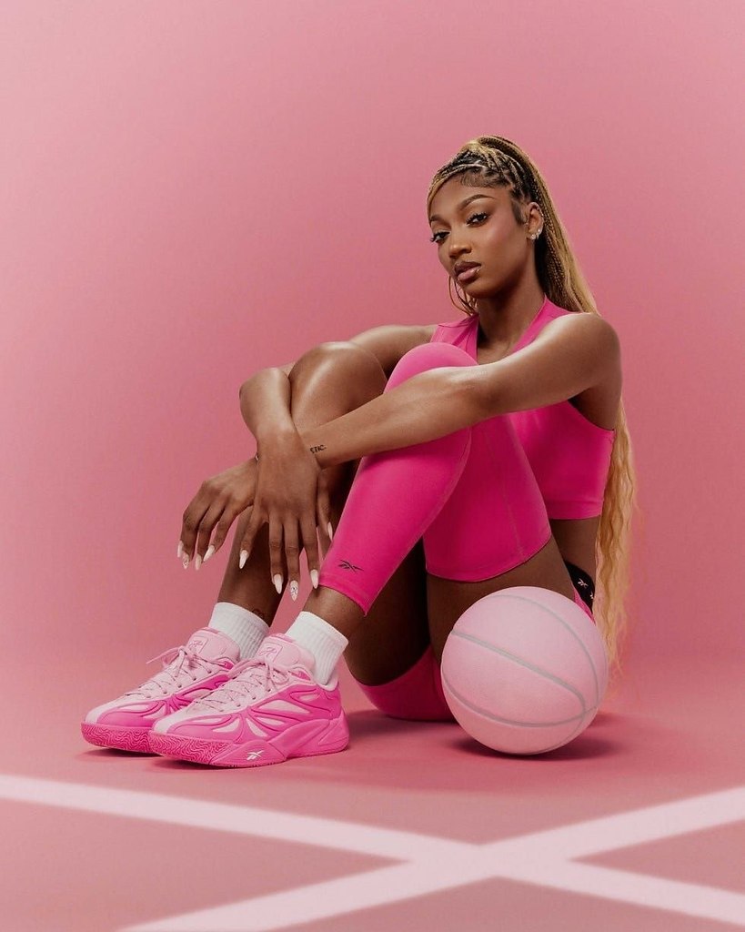  ,  ,   Elle.#girls@we_love_basketball - 2