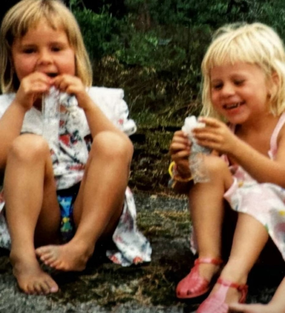 Тириль Экхофф с подругой тогда и сейчас